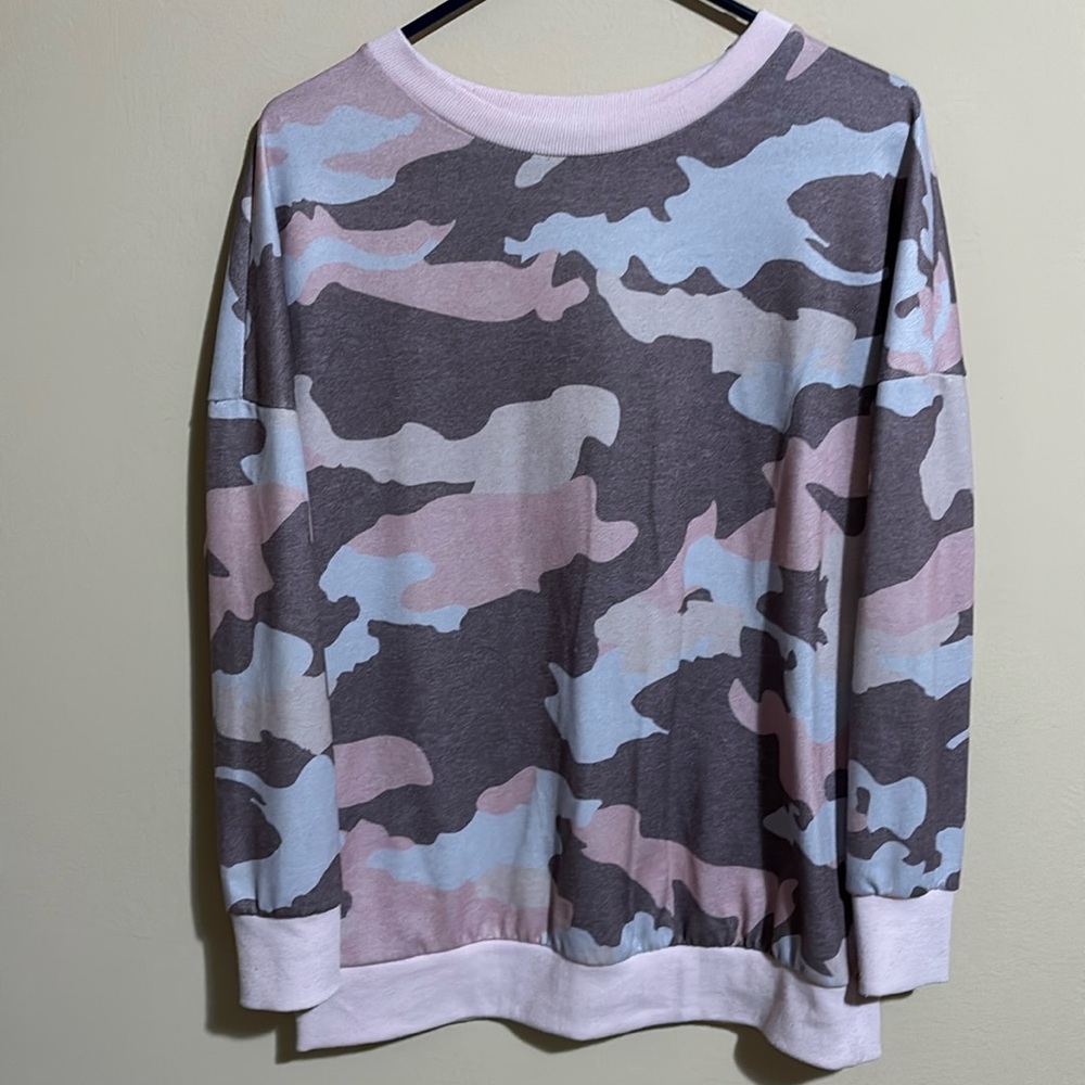 Lightweight pinkish camo top, size small